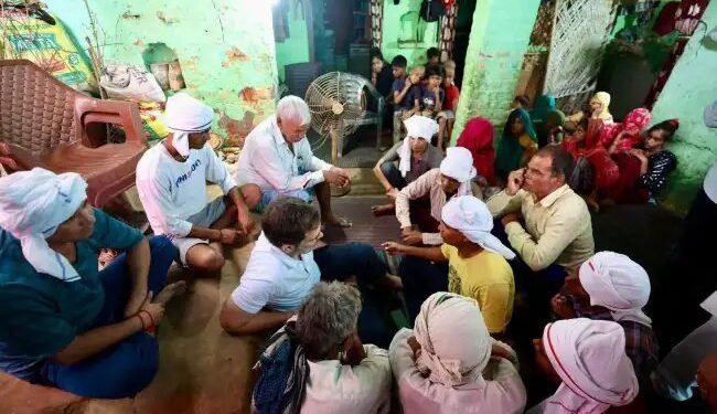 हाथरस पहुंचे राहुल गांधी, जमीन पर बैठ पीड़ित परिवारों का सुना दर्द
