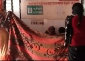 न डॉक्टर, न स्टाफ: यूपी स्वास्थ्य केंद्र में महिला ने खुले आसमान के नीचे बच्चे को दिया जन्म