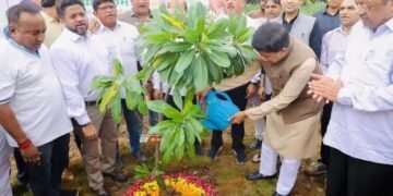 कृषि के सबसे बड़े अभियान का हिस्सा बनें पीयूष गोयल, लगाया ‘मां के नाम एक पेड़’