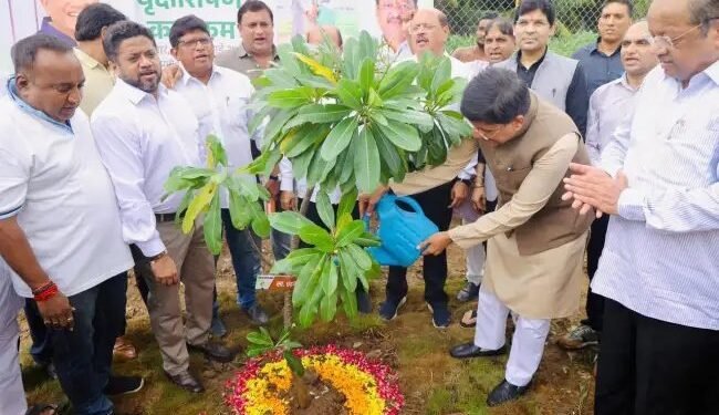 कृषि के सबसे बड़े अभियान का हिस्सा बनें पीयूष गोयल, लगाया ‘मां के नाम एक पेड़’
