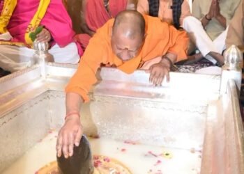उपचुनाव जीतने के बाद काल भैरव व बाबा विश्वनाथ का आशीष लेने पहुंचे सीएम योगी