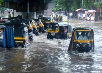 मुंबई में बारिश का कहर: ऑरेंज अलर्ट जारी, लोकल ट्रेन से लेकर सड़क यातायात तक प्रभावित
