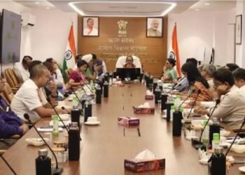 केन्द्रीय ग्रामीण विकास मंत्री ने अधिकारीयों के साथ समीक्षा बैठक की