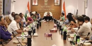 केन्द्रीय ग्रामीण विकास मंत्री ने अधिकारीयों के साथ समीक्षा बैठक की
