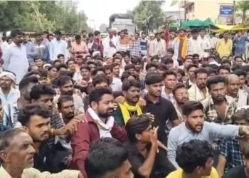 MP: खरगौन में यूरिया संकट, नाराज किसानों ने किया हाईवे जाम, 15 घंटे तक लाइन में लगे रहे ग्रामीण