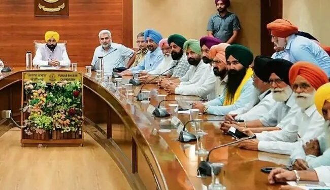 CM मान की खेत में पंचायत: ‘रंगला पंजाब’ के लिए किसानों से मांगे सुझाव, फिजूलखर्ची पर दी नसीहत