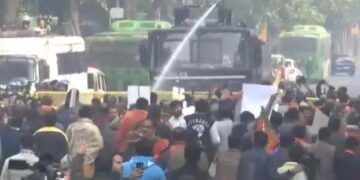 केजरीवाल के बाहर BJP का पूर्वांचल सम्मान मार्च, पुलिस ने की पानी की बौछार