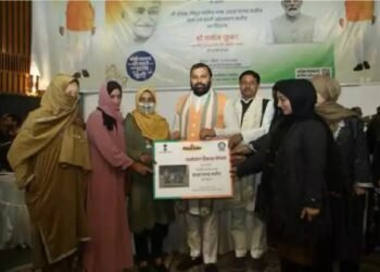 जम्मू और कश्मीर के ग्रामीणों को सशक्त बनाने के लिए मधुमक्खी बक्सों का वितरण