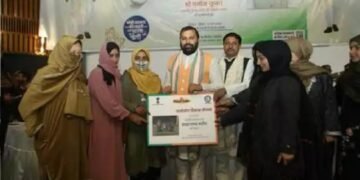 जम्मू और कश्मीर के ग्रामीणों को सशक्त बनाने के लिए मधुमक्खी बक्सों का वितरण