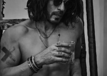 बेटे आर्यन के  ब्रैंड प्रमोशन में शाहरुख खान ने दिखाया बॉल्ड लुक, फैंस के उड़े होश