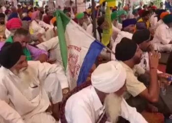 DAP की कमी और धान की धीमी खरीद से किसान परेशान, विरोध पर बैठे!