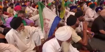 DAP की कमी और धान की धीमी खरीद से किसान परेशान, विरोध पर बैठे!