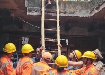 वाराणसी में फिर हुआ हादसा: भरभरा कर गिरी जर्जर मकान की सीढ़ी, 11 लोग फंसे