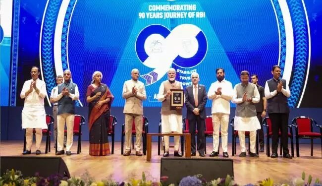 भारतीय रिजर्व बैंक ने 90 वर्ष पूरे होने पर स्मारक सिक्का जारी किया