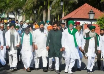 शंभू बॉर्डर पर किसानों का एक्शन, बुलडोजर से तोड़े टेंट, हिरासत में 700 किसान