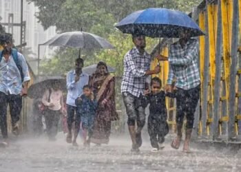 मुंबई में भारी बारिश के बीच IMD ने जारी किया रेड अलर्ट, इन जिलों को किया गया बंद
