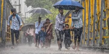 मुंबई में भारी बारिश के बीच IMD ने जारी किया रेड अलर्ट, इन जिलों को किया गया बंद