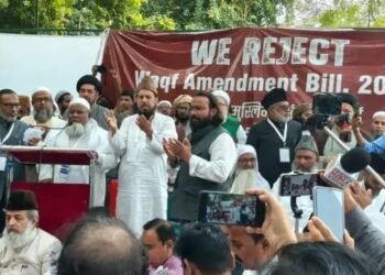 दिल्ली में वक्फ कानून के खिलाफ बड़ा प्रदर्शन, ओवैसी समेत कई मुस्लिम नेता शामिल