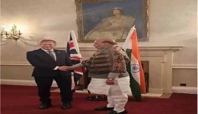 लंदन पहुंचे भारत के रक्षा मंत्री अपने समकक्ष से की मुलाकात, कई मुद्दों पर चर्चा