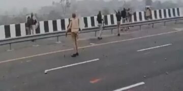 मैनपुरी में हिंसक हुआ ड्राइवरों का प्रदर्शन, पुलिस ने छोड़े आंसू गैं
