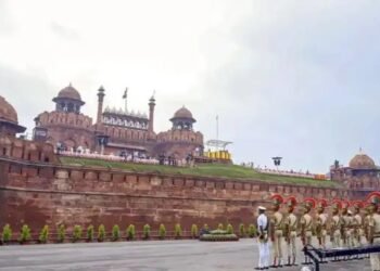 स्वतंत्रता दिवस से पहले लाल किले की सुरक्षा में बड़ी चूक, 7 पुलिसकर्मी निलंबित; 5 बांग्लादेशी गिरफ्तार