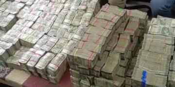 चुनाव के बीच आंध्र प्रदेश में सड़क पर पलटा छोटा हाथी, 8 करोड़ की नकद राशि बरामद