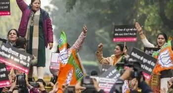 केजरीवाल के घर के बाहर प्रदर्शन कर रहीं महिलाओं पर एक्शन, जानें क्या है मामला?