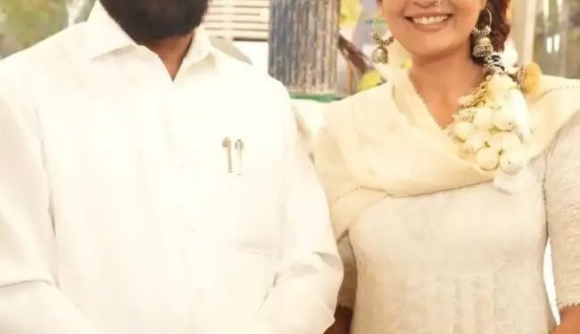 महाराष्ट्र के मुख्यमंत्री एकनाथ शिंदे के महिला अधिकार अभियान से जुड़ी शीना चौहान