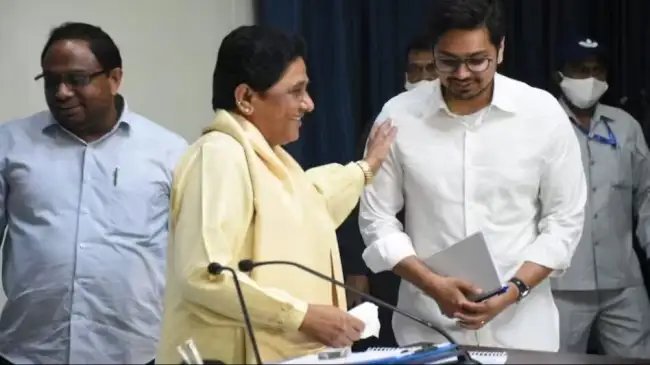 मायावती ने भतीजे से लिया पद, सामने आया आनंद आकाश का पहला बयान