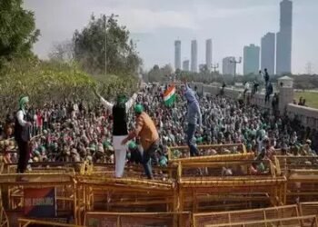 दिल्ली में किसानों की NO Entry, पुलिस ने दागे आंसू गैस के गोले