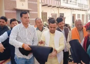 रोहनिया विधायक ने सैकड़ो जरूरतमंदों में कंबल वितरण किया