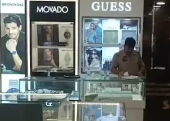घड़ी के शोरूम से 3 करोड़ का सामान लेकर चोर फरार, सीसीटीवी में कैद हुई घटना