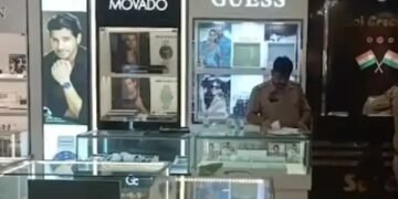 घड़ी के शोरूम से 3 करोड़ का सामान लेकर चोर फरार, सीसीटीवी में कैद हुई घटना
