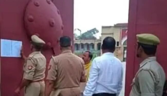 विधायक राजा भइया के पिता उदय प्रताप सिंह को पुलिस ने नजरबंद कर दिया