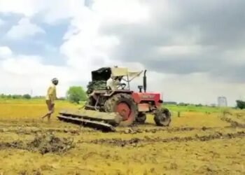 महाराष्ट्र में किसान की अनोखी तकनीक, ट्रैक्टर चलाने में नहीं पड़ेगी ड्राइवर की जरुरत