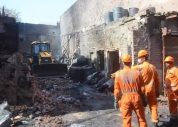 दिल्ली: अलीपुर अग्निकांड में बड़ा खुलासा,  इस जगह के पास मिले सबसे ज्यादा शव