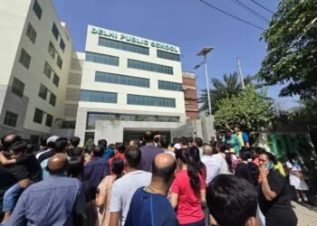 अलर्ट! DELHI के बड़े स्कूलों को बम से उड़ाने की धमकी, 50 स्कूलों में आया विदेशी ईमेल