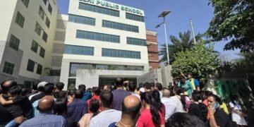 अलर्ट! DELHI के बड़े स्कूलों को बम से उड़ाने की धमकी, 50 स्कूलों में आया विदेशी ईमेल