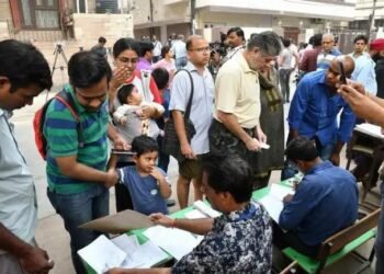 Lok Sabha Election Update: छठे चरण की 58 सीटों पर 5 बजे तक 57.7 फीसदी मतदान