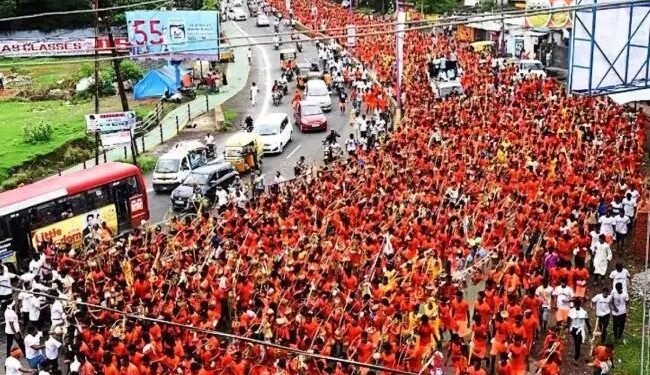 कावड़ यात्रा के लिए योगी सरकार का नया फरमान, सभी दुकानदार लगाएं अपने नाम का बोर्ड…