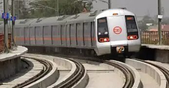 दिल्ली मेट्रो की पटरियों पर दिखा ड्रोन, रोकी सेवाएं!