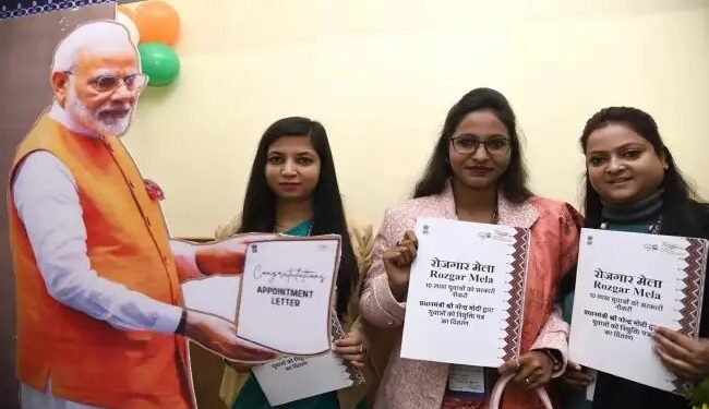 पीएम मोदी ने रोजगार मेले में बांटे 71 हजार नियुक्ति पत्र, 10 लाख को मिलेगी सरकारी नौकरी!