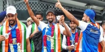 ओलंपिक महाकुंभ से भारत लौटी हॉकी टीम, दिल्ली एयरपोर्ट पर हुआ जोरदार स्वागत