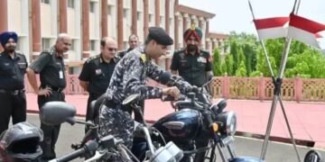 भारतीय नौसेना का ‘मोटरसाइकिल अभियान दल’ सुदर्शन चक्र कोर से सम्मानित