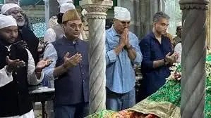 अक्षय कुमार ने अपकमिंग फिल्म के लिए हाजी अली पर चढ़ाई चादर, दान किए 1 करोड़ 20 लाख