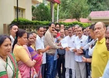 फिर गर्माया फसल बीमा का मुद्दा, कांग्रेस ने उठाए सवाल, CDO को सौंपा ज्ञापन