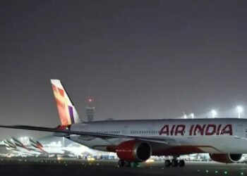 दिल्ली एयरपोर्ट पर परेशान हुए यात्री, 100 विमानों ने देरी से भरी उड़ान, जानें क्या है कारण