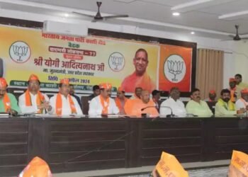 मुख्यमंत्री ने वाराणसी में कार्यकर्ताओं को सहेजा, दिया जीत का मंत्र