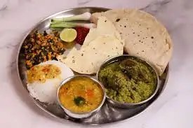 टमाटर और ब्रॉयलर की कीमतों में गिरावट के कारण वेज थाली के साथ-साथ चिकन थाली सस्ती हुई