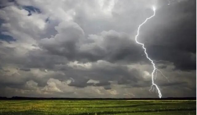 UP: आकाशीय बिजली गिरने से 2 चारवाहों की मौत, 10 मवेशियों की भी गई जान